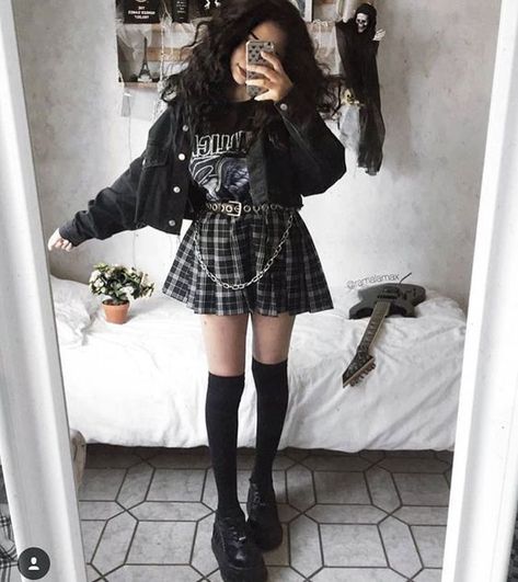 Grunge Goth Fashion, Black Alternative Fashion, Plaid Skater Skirt Outfit, Tumblr Outfits Grunge, Goth Academia Outfit, Emo Dark Aesthetic, Alternative Fashion Skirts, Edgy Grunge Outfits, Egirl Aesthetic Outfits