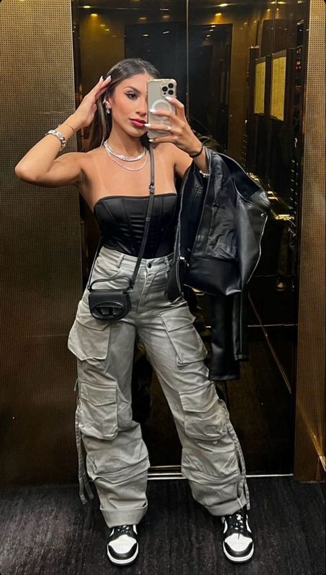 Rate This Cargo pant outfit From ⭐1~10. SAVE & FOLLOW i will update everyweek. Rap Concert Outfit, Look Hip Hop, Fest Outfits, Fiesta Outfit, Clubbing Outfits, Looks Party, Looks Street Style, Night Out Outfit, Festival Looks