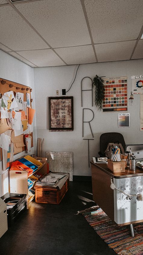 Art Teacher Desk Ideas, School Art Room Aesthetic, Art Teacher Aesthetic Classroom, High School Art Teacher Aesthetic, Teacher Desk Aesthetic, Elementary Art Teacher Aesthetic, Art Teacher Vibes, High School Art Class Aesthetic, Elementary Art Classroom Setup