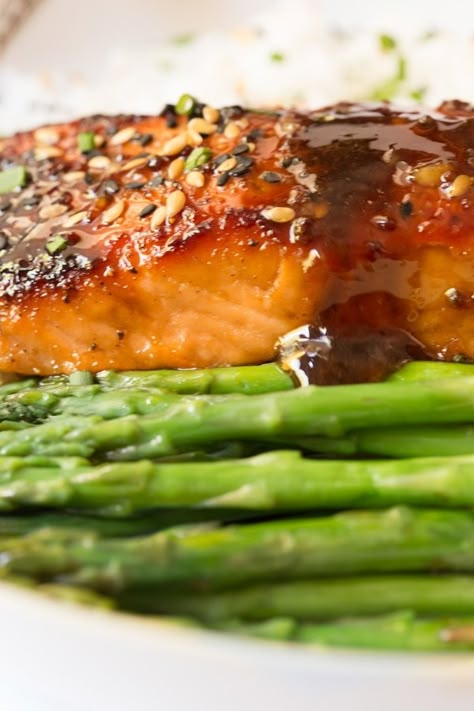 Bourbon Salmon, Bourbon Glazed Salmon, Honey Glazed Salmon, Salmon Glaze Recipes, Honey Bourbon, Sauce For Salmon, Honey Salmon, Bourbon Glaze, Salmon Seasoning