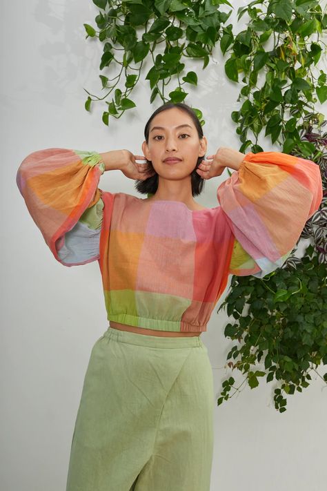 Ropa Upcycling, Gathered Sleeves, Look At You, Mode Inspiration, Looks Style, Cropped Top, Colorful Fashion, Effortless Style, Washing Machine