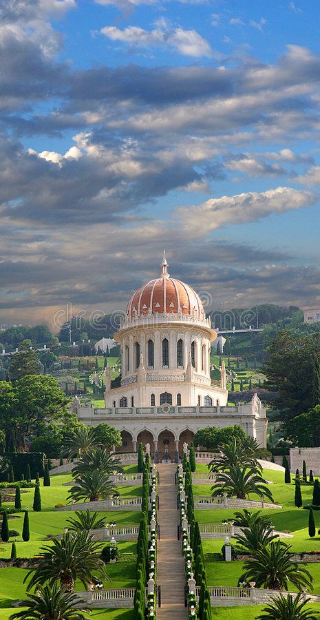 Bahai Temple, Baha I Faith, Bahai Faith, Greek Beauty, Hanging Gardens, Temple Photography, Building Aesthetic, Country Church, Haifa