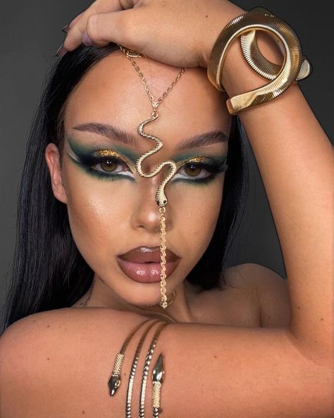 25 Egyptian Eye Makeup Ideas: Cleopatra-Inspired Looks and Tutorials Egyptian Eye Meaning, Cleopatra Inspired Makeup, Greek Goddess Eye Makeup, Egyptian Halloween Makeup, Egyptian Makeup Tutorial, Goddess Makeup Ideas, Egyptian Inspired Makeup, Egyptian Makeup Cleopatra, Cleopatra Makeup Ideas Egyptian Goddess