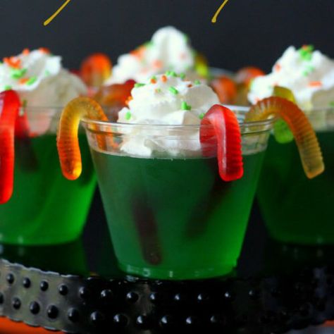 Halloween Jello Shots, Halloween Jello, Gummy Worm, Jello Cups, Postres Halloween, Dulces Halloween, Gummy Worms, Halloween Goodies, Halloween Snacks