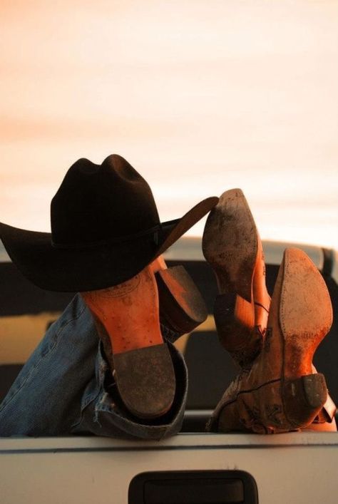 Country Couple Pictures, Country Relationships, Foto Cowgirl, Cute Country Couples, Elsie Silver, Western Photoshoot, Cowboy Aesthetic, Western Photography, Country Couples