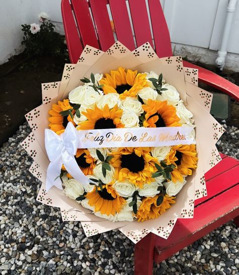 Día De Las Madres Barro Inspired Ramo. 🌻 . Inspo by: @adalys.arrangements Barro Flower Arrangement, Barro Bouquet, Ribbon Rose Bouquets, Ribbon Flowers Bouquet, Mexican Party, Ribbon Roses, Fun Diy Crafts, Ribbon Flowers, Flower Boxes