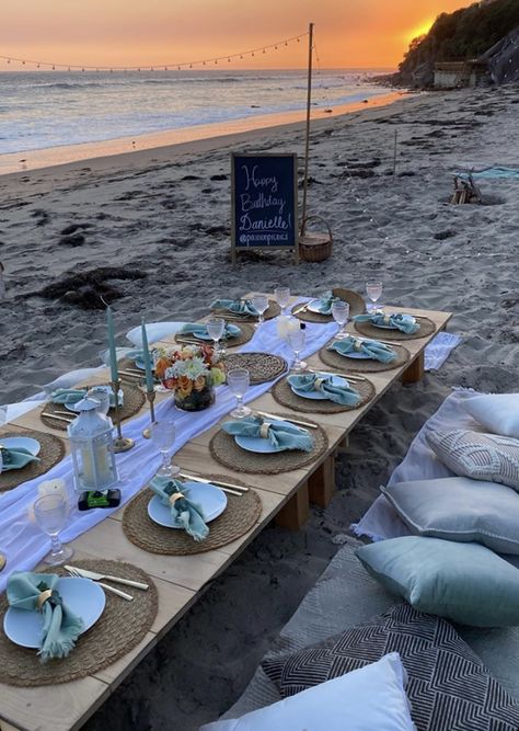 Beach Birthday Decorations For Adults, Beach 15 Birthday, Beach Theme Birthday Party Aesthetic, Beach Dinner Party Decor, Beach Table Set Up, Birthday Party At The Beach Ideas, Beach 21st Birthday Party Ideas, Birthday Dinner Beach, Dinner On The Beach Ideas