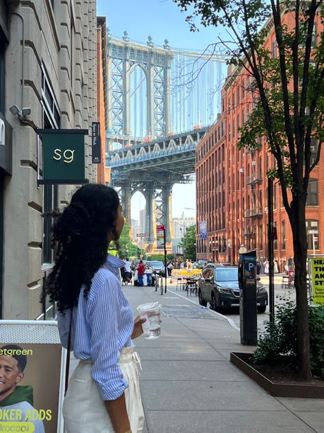 Brooklyn Bridge Instagram, Brooklyn Instagram Pictures, Brooklyn Picture Ideas, Brooklyn Bridge Poses, New York Photo Shoot, Brooklyn Bridge Photo Ideas, Brooklyn Girl Aesthetic, Brooklyn Photoshoot, Time Square Photoshoot