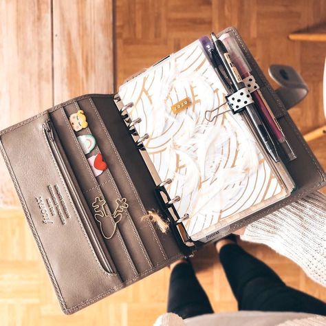 2020 is officially around the corner. Re-gram from @stlbrch and her Personal Malden in Stone #filofax #filofaxlove #plannergirl Filofax Malden Personal, Therapeutic Writing, Filofax Malden, Agenda Filofax, Year Planning, Ring Planners, New Year Planning, Filofax Personal, Filofax A5