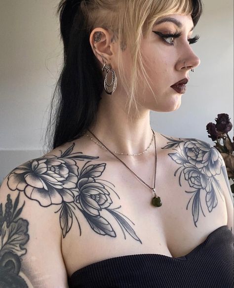 Feminine Tattoos For Women, Traditional Chest Tattoo, Dark Feminine Tattoos, Aesthetic Manifestation, Floral Tattoo Shoulder, Girls Tattoo, Bone Tattoos, Pieces Tattoo, Chest Tattoos