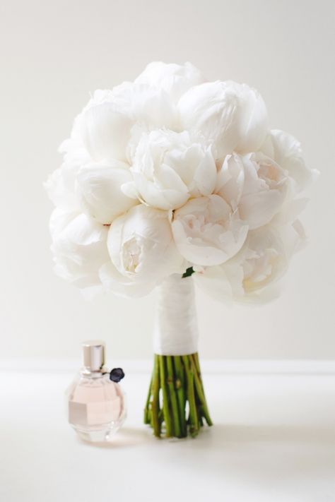 Simple White Wedding Bouquets Brides, Wedding Bouquets Simple, Simple Wedding Bouquets, Faux Nails, Tips Nails, Designer Nails, Bridal Bouquet Flowers, Peony Bouquet, Brides Bouquet