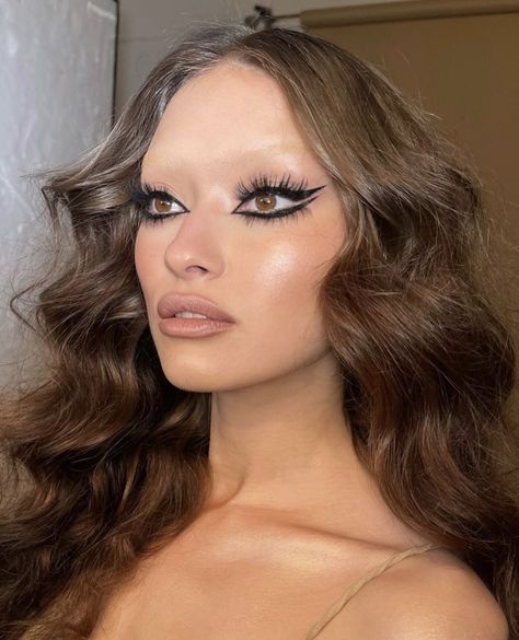 Nikki Makeup Instagram, Vintage Doll Makeup, Preshower Makeup, 70s Glam Makeup, Makeup Inspo Creative, Doll Eyes Makeup, Eye Makeup Creative, Editorial Makeup Looks, Doll Makeup Look