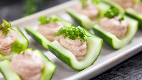 Cucumber Boats with Tuna Mousse Tuna Mousse Recipe, Ahi Tuna Cucumber Appetizer, Salmon Cucumber Boats, Tuna Boats Cucumber, Spicy Tuna Cucumber Boats, Shrimp Cucumber Canape, Studying Food, Potato Gratin, Tuna Recipes