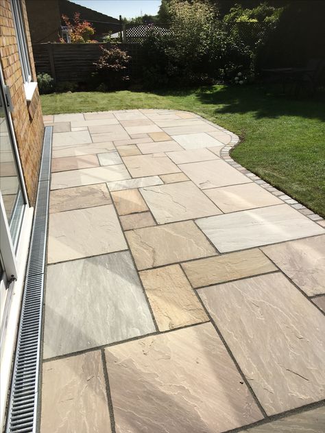 Paving Border Ideas, Patio Colours Ideas, Slabbed Patio Ideas, Patio Garden Design Ideas, Paving Around House, Garden Slabs Patio, Sandstone Patio Ideas, Backyard Paving Ideas, Garden Tiles Ideas