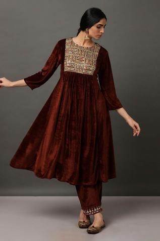 Velvet Frocks For Women, Stylish Frocks, Velvet Frock, Velvet Suit Design, Velvet Dress Designs, Afghan Dresses, Trendy Dress Outfits, Maria B, Ethnic Outfits