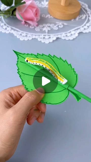 Ⱥʀᴛꜱ | ℭʀᴀꜰᴛꜱ | Hᴀᴄᴋꜱ | Ꭰɪʏ on Instagram: "Use paper towels and cardboard to make moving caterpillars. It’s simple and fun. Come and try it! #arts #crafts #artsandcrafts #reelsvideo #artsy #artstagram #artstudio #reelsinstagram #papercrafts #diycrafts #handmadecrafts #visualarts #handicrafts #art #draw #handmade #artist #artgallery #handcrafted #diyvideos #useful #diytutorial #crafted #reels #homemadetoys #kindergarten #caterpillar" How To Make Insects Craft, Caterpillar Drawing Simple, Moving Crafts For Kids, Catapillar Crafts Preschool, Handcraft For Kids, Insect Crafts Preschool, Moving Crafts, Caterpillar Project, Simple Paper Crafts For Kids