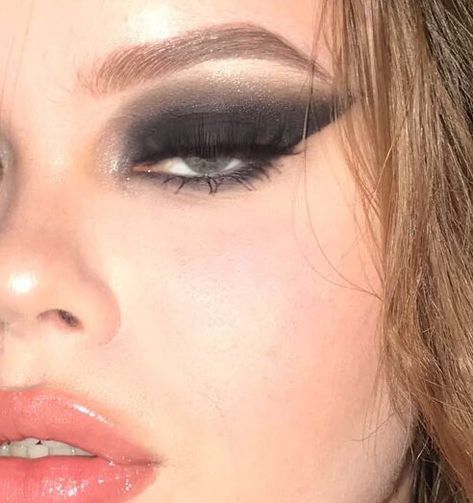 black smokey eye makeup Smokey Concert Makeup, Black Feather Eye Makeup, Grey And Black Eye Makeup, Black Wing Makeup, Black Smokey Liner, Messy Smokey Eye, Smokey Aesthetic, Smokey Black Eye Makeup, Grey Smoky Eye