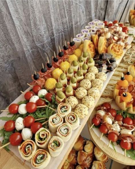 35+ Stunningly Beautiful Wedding Grazing Table Ideas | HubPages Party Essen, Party Food Buffet, Food Buffet, Catering Ideas Food, Charcuterie Inspiration, Grazing Table, Party Food Platters, Charcuterie Recipes, God Mat