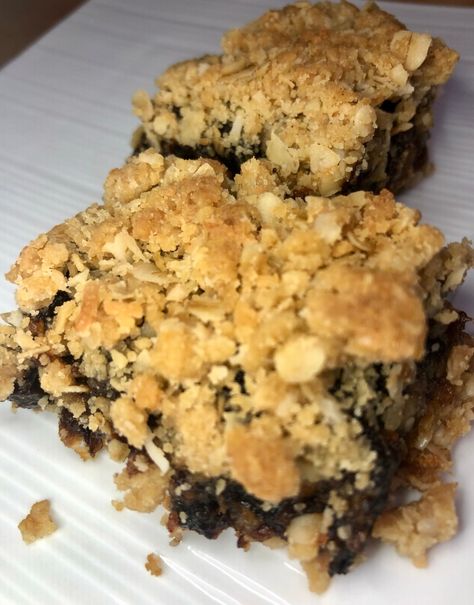 Date and Prune Squares Recipe Prune Bars Recipe, Prune Cookies Recipes, Prune Danish Recipe, Prunes Recipes, Prune Bars, Prunes Dessert, Constipation Food, Low Carb Oatmeal, Yummy Bars