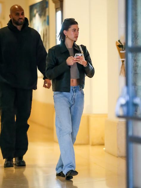 Hailey Bieber's Levi's Jeans Are Her New Model Off-Duty Staple Levi’s 501 Street Style, Levis 501 Outfit Vintage, Hailey Bieber Jeans, 501 Levis Women Outfits Street Styles, Vintage Levis Jeans Outfit, 501 Jeans Outfit, Levis 501 Outfit, 501 Outfit, Levi Jeans Outfit