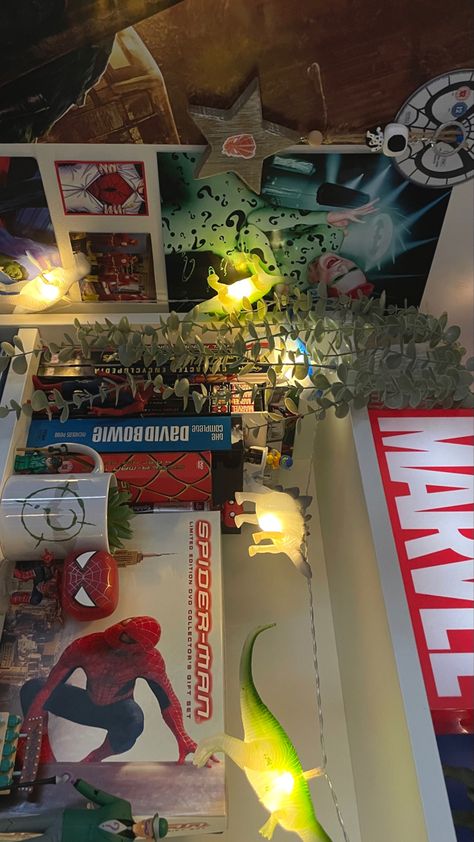 Marvel Themed Room Aesthetic, Marvel Dr Bedroom, Dc Room Decor, Spider Man Room Aesthetic, Marvel Fan Aesthetic Room, Dc Themed Room, Marvel Room Aesthetic, Marvel Shelf, Red Room Aesthetic Mcu