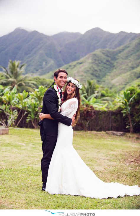 Hawaii wedding photographer Grenada Wedding, Hawaii Temple Wedding, Hawaiian Backdrop, Laie Hawaii Temple, Laie Hawaii, Hawaii Temple, Temple Marriage, Tropical Weddings, Hawaii Wedding Photography