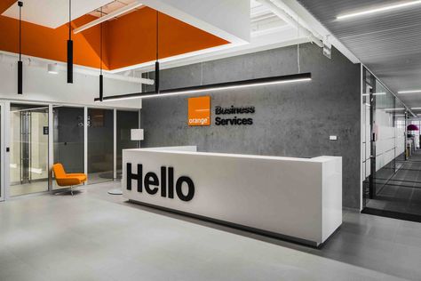 Gallery of Orange Business Services Office / T+T Architects - 6 Reception Desk Design, Office Images, Office Lobby, Office Pictures, Office Space Design, Office Branding, Modern Office Design, Office Reception, Corporate Interiors