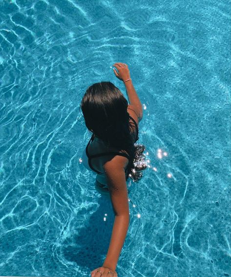 Faceless Pool Pictures, Pictures In Pool Ideas, Pool Bathing Suit Pics, Trendy Picture Ideas, Cute Pool Pics Instagram, Pool Picture Inspiration, Pictures Pool Ideas, Sweeming Pool Photo Ideas, Pool Pic Inspo Instagram