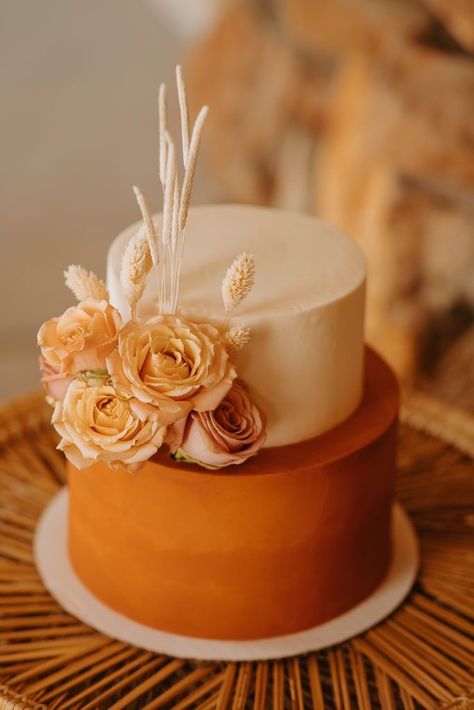 Orange Boho Wedding Cake, Fall Wedding Small Cake, Two Tiered Fall Wedding Cake, October Wedding Cake 2 Tier, Orange Wedding Cake Designs, Burnt Orange Cakes, Maple Wedding Cake, October Wedding Cakes Fall, Terracotta Wedding Cake Table