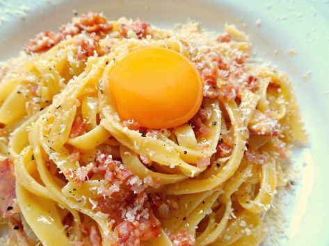 Carbonara Recipe Authentic, Classic Carbonara Recipe, Traditional Carbonara Recipe, Vegetarian Carbonara, Classic Carbonara, Fettuccine Carbonara, Spinach Mac And Cheese, Easy Carbonara Recipe, Authentic Pasta