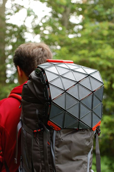 The best of rigid and flexible solar panels combine in SunUp, a product for outdoor adventurers invented by Brunel University design graduate Bradley Brister. Energy Inspiration, Diy Solar Power System, Solar Backpack, University Design, Solar Power Charger, Energy Harvesting, Solar Power Diy, Flexible Solar Panels, Hiking Bag