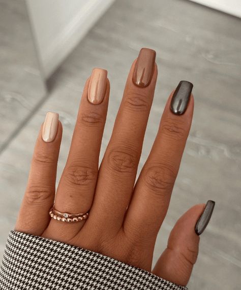 30 Super Trending Nail Colors For Winter To Check Out Asap ⋆ Beautymone Summer To Fall Nail Designs, Beige Chrome Nails, Chrome Nails Spring, Tan Chrome Nails, Neutral Chrome Nails, Chrome Nails Designs, Fall Gel Nails, September Nails, Nail Colors Winter