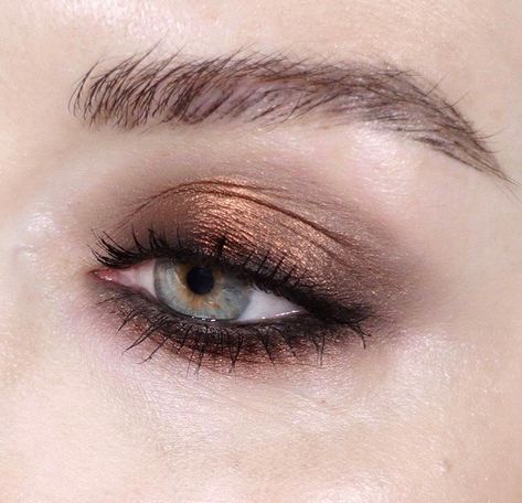 Bronze shadow with liner Katie Jane Hughes, Maquillage On Fleek, Beauty Make-up, Makeup Hacks, Makeup Goals, Eyeshadow Looks, Makeup Kit, Beautiful Makeup, An Eye