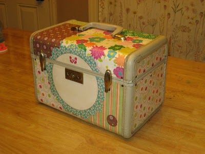 traincase tut Painted Suitcase, Trunk Makeover, Pen Knife, Vintage Train Case, Sewing Case, Crochet Mat, Vintage Suitcases, Vintage Suitcase, Decoupage Vintage