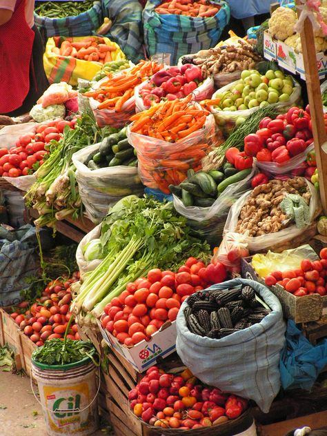 Farmers markets make me happy. Food Calorie Chart, Calorie Chart, Fresh Market, Local Farmers Market, Cordon Bleu, Fresh Fruits And Vegetables, Food Market, Fruit And Veg, Fresh Vegetables