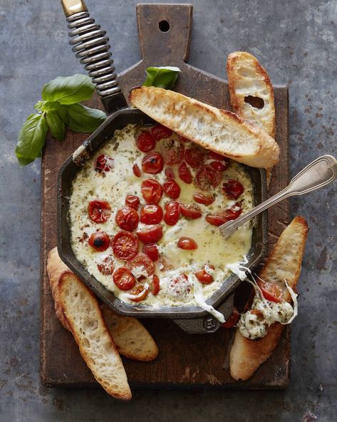 Hot Caprese Dip - What's Gaby Cooking Caprese Dip, Nye Appetizers, New Years Eve Snacks, Nye Food, New Years Eve Menu, Nye Dinner, New Years Eve Party Ideas Food, New Years Appetizers, New Year's Eve Appetizers