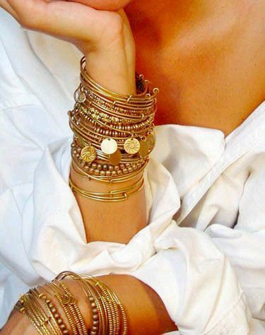 . Golden Bangles, Summer Cabin, Ethno Style, Bracelets And Rings, The Bangles, Cabin Fever, Outfit Trends, Styl Boho, Hippie Chic