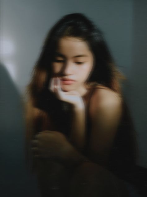 Ideas For Indoor Photoshoot, Indoor Aesthetic Pictures, Indoor Pose Ideas, Blurred Photo Ideas, Night Indoor Photoshoot, Cool Indoor Photoshoot Ideas, Bedroom Photo Shoot Ideas, Blurred Portrait Photography, Women Photoshoot Ideas Indoors