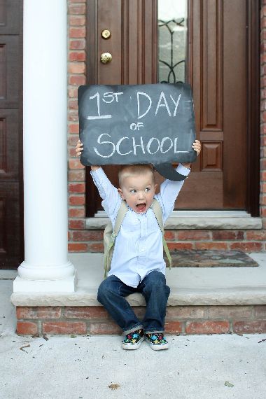 Keep the sign for every year and have a spin on showing a baby's growth in first year... I love first day of school pictures :) First Day Of School Pictures, Foto Baby, Foto Tips, 1st Day Of School, School Pictures, 1st Day, School Photos, Jolie Photo, A Sign