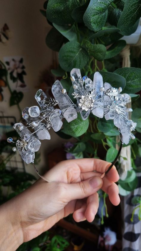 Crystal headband with clear quartz crystals handmade by MyShinyBox. Features 11 high quality clear quartz crystals, clear quartz crystal beads, artificial pearls and czech crystal beads wirewrapped with nontarnish silver colored wire onto a silvet headband. Each crystal is hand-selected and arranged with care and wirewrapped with good intentions. This headband is made to be as sturdy as can be and has been tested out at festivals, so rest assured that yours will survive many adventures on your p Witchy Wedding Crown, Fantasy Hair Accessories, Crystal Wedding Theme, Crystal Jewelry Ideas, Quartz Tiara, Elven Fairy, Bridal Crown Crystal, Quartz Crown, Fest Ideas