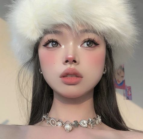 Cold Nose Makeup, Im Cold Makeup Look Korean, Cold Girl Makeup Asian, Snow Makeup Looks Simple, Soft Winter Makeup Looks, Korean Cold Makeup, Snow Bunny Makeup Look, Christmas Makeup Douyin, Douyin Winter Makeup