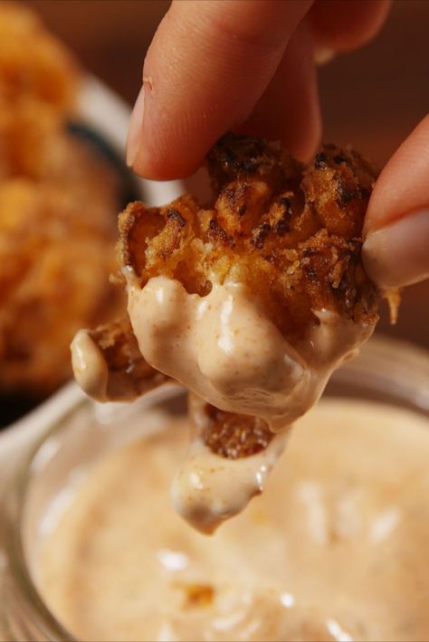 Best Bloomin Onion Bites Recipe - How to Make Bloomin Onion Bites Onion Bites, Bloomin Onion, Blooming Onion, Mini Appetizers, Fall Appetizers, Outback Steakhouse, Onion Recipes, Think Food, Corn Dogs