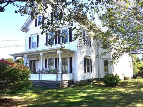 Country House Newport, Vineyards, Beaches 12 beds - Houses for Rent in Portsmouth, Rhode Island, United States - Airbnb Island House Exterior, Rhode Island House, Newport Vineyards, Newport House, Fenced Yard, Large Yard, Newport Rhode Island, Island House, Interior Renovation