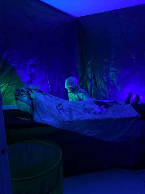 Halloween room for community haunted house At Home Haunted House, Homemade Haunted House, Scary Office Halloween Decorations, Hospital Haunted House Ideas, Zombie Haunted House Ideas, Diy Haunted House Ideas Outdoor, Haunted Room, Office Haunted House, Hospital Halloween Decorations