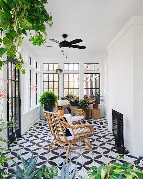 Sunroom Flooring, Patio Chico, Outdoor Tile Patio, Outdoor Sunroom, Small Sunroom, Sunroom Decorating, Sunroom Designs, Home Remodeling Diy, Patio Tiles