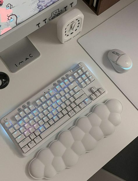 Table Birds Eye View, Aesthetic Keyboards, Misfit House, Aesthetic Keyboard, Computer Set, Cute School Stationary, Camera Vintage, Desktop Setup, Pc Desk