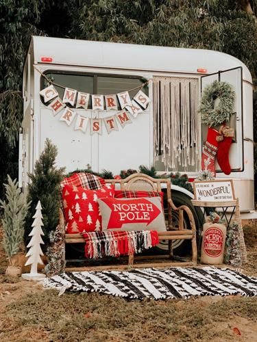 Christmas Porch Mini Session, Photo Prop Christmas, Horse Trailer Photoshoot Christmas, Winter Mini Shoot Ideas, Horse Trailer Photo Prop, Vintage Christmas Photo Booth, Horse Trailer Christmas Photoshoot, Horse Trailer Christmas Photos, Holiday Mini Session Ideas Outdoor