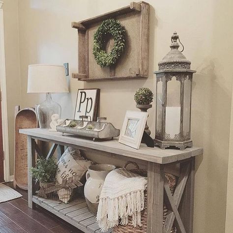 Country Chic Décor Ideas Country Farmhouse Entryway, Foyer Ideas Entryway Bench, Entryway Ideas Rustic, Country Entryway Ideas, Country Entryway, Diy Entryway Table, Bench And Table, Entrance Tables, Foyer Ideas Entryway