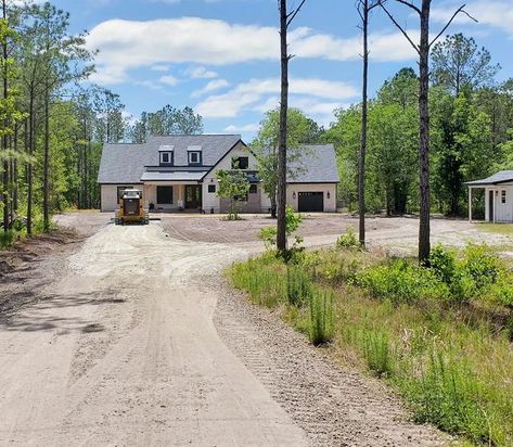 Roundabout Driveway Design, Country Circle Driveway, Driveway Ideas Farmhouse, Driveway Shape Ideas, Rural Driveway Ideas, Farmhouse Driveway Ideas, U Shape Driveway, Modern Farmhouse Driveway, Round About Driveway