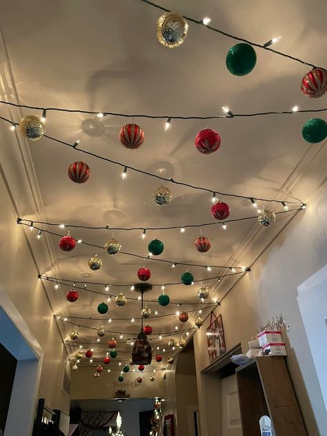 Christmas Decor Trends, Christmas Decorations Apartment, Christmas Home Decor Ideas, Christmas Decor Inspiration, Christmas Themes Decorations, Diy Christmas Decorations Easy, Christmas Room Decor, Office Christmas, Christmas Room